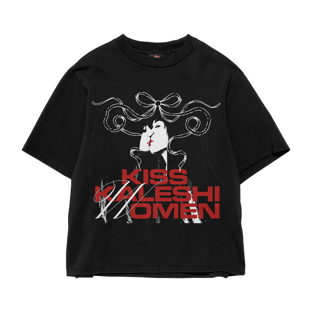 KALESHI KISS OVERSIZED TEE